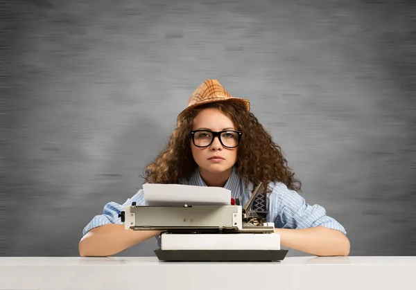 Mooie vrouw schrijver — Stockfoto