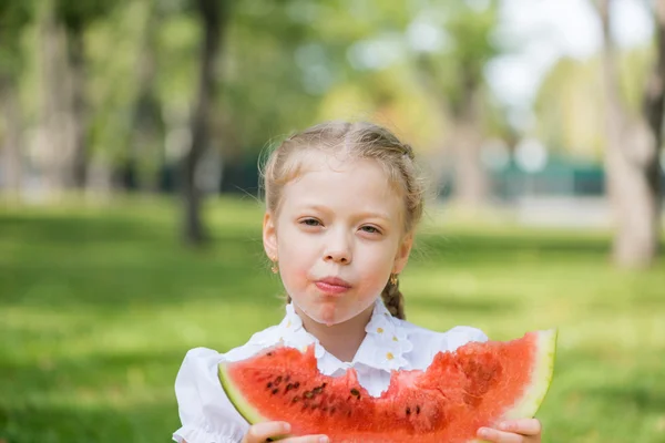 Kind mit Wassermelonenscheibe — Stockfoto