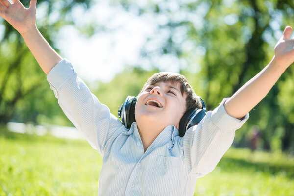Мальчик наслаждается музыкой
