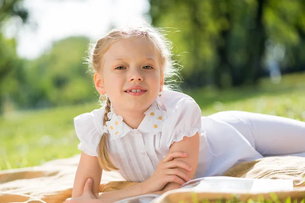 Tjej njuter av sommaren — Stockfoto