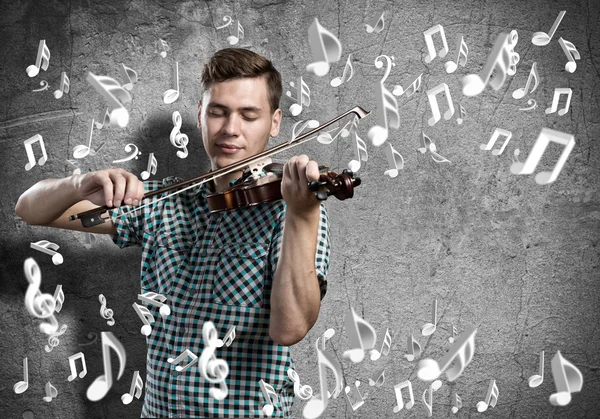 Hombre violinista en casual — Foto de Stock