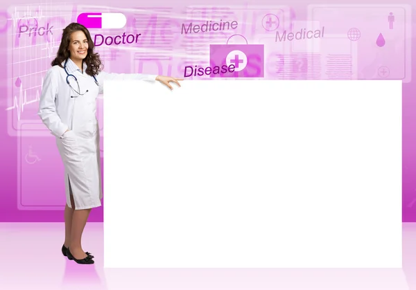 Doktor mladá žena stojící poblíž prázdný nápis — Stock fotografie