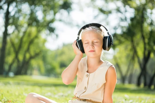 Fille appréciant la musique — Photo