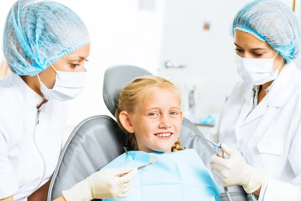 Dentista inspeccionando paciente — Foto de Stock