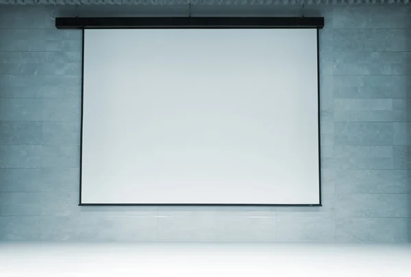 Кінотеатр з порожнім екраном — стокове фото
