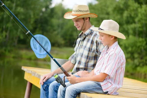 Pai e filho. Pesca de verão — Fotografia de Stock