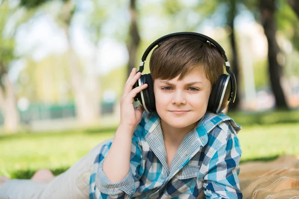 Netter Junge im Park — Stockfoto