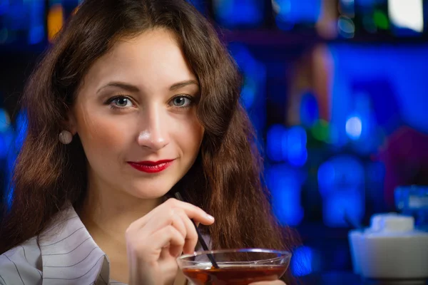 Jeune femme dans un bar — Photo