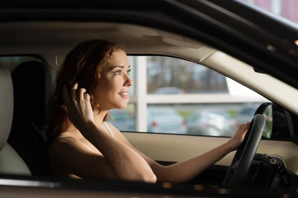 Mulher sentada em carro novo — Fotografia de Stock