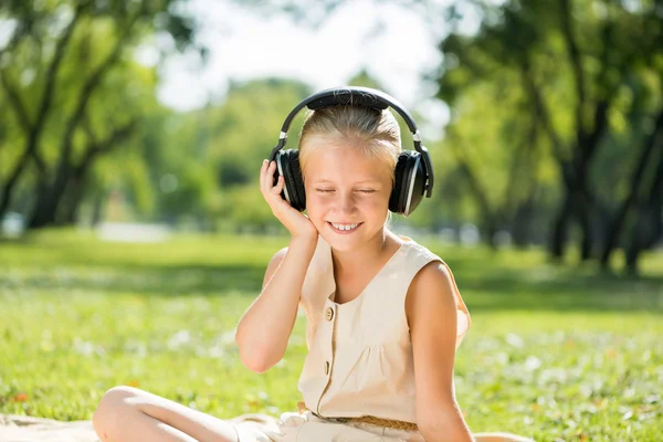 Girl enjoying music — Stock Photo, Image