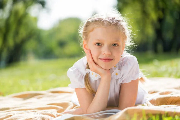 Meisje in park lezen van boek — Stockfoto