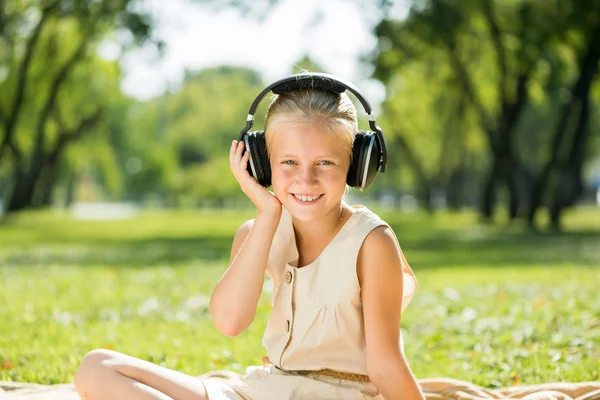 Gadis menikmati musik — Stok Foto