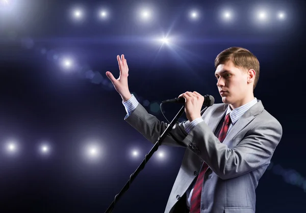 Jeune homme d'affaires avec microphone — Photo