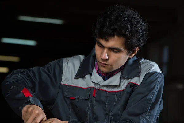 Carpintero en el trabajo con cortador —  Fotos de Stock