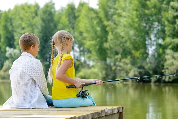 Pesca de verano en el río — Foto de Stock