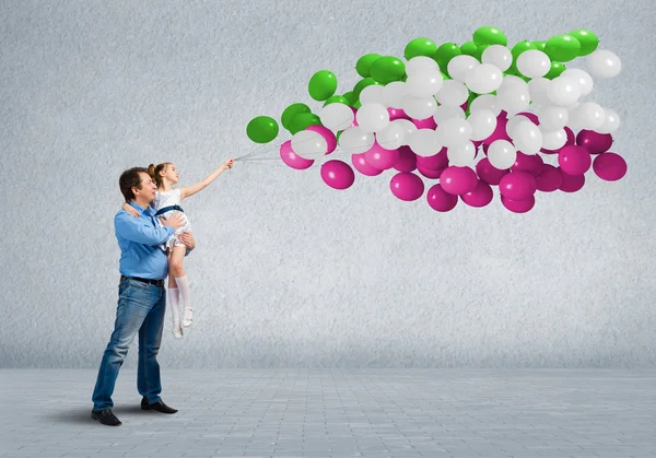 Glückliche Familie mit Luftballons — Stockfoto