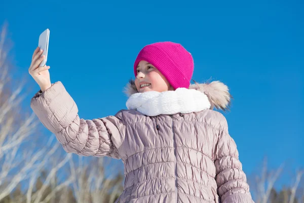 Jente som lager selfifoto – stockfoto