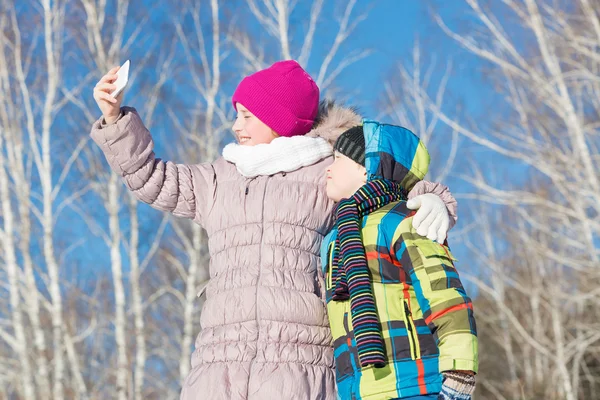 Twee gelukkige jonge geitjes maken selfie foto — Stockfoto