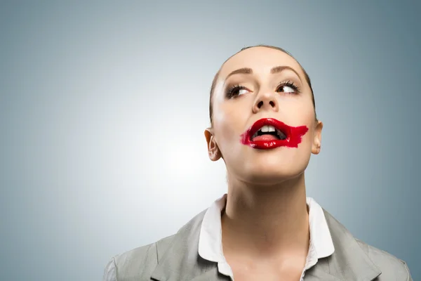 Jeune femme avec une bouche rouge vif — Photo