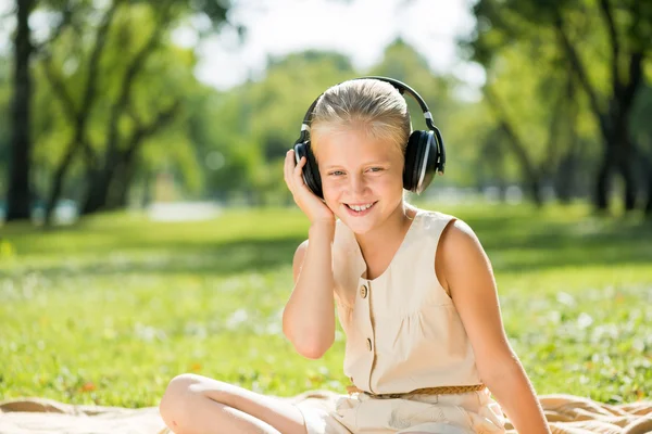 Fille appréciant la musique — Photo