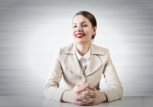Elegante lächelnde Geschäftsfrau — Stockfoto