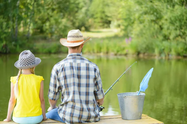 Padre e figlia seduti al ponte — Foto Stock