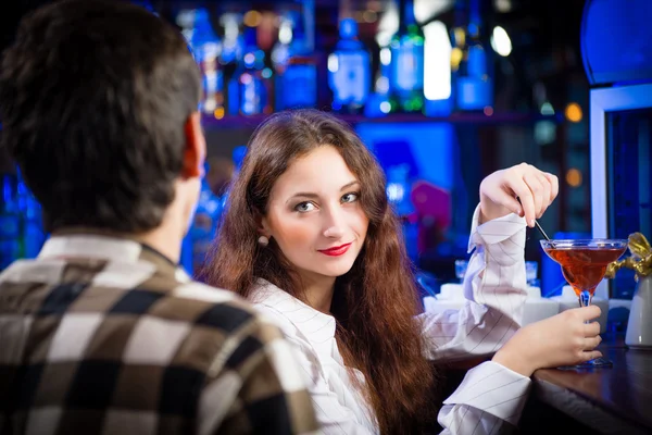 Молода жінка в барі — стокове фото