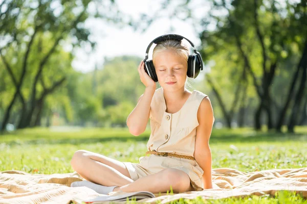 Fille appréciant la musique — Photo