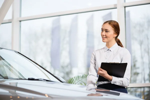 Jonge vrouw verkoop consultant — Stockfoto