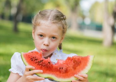 Karpuz dilimi ile çocuk