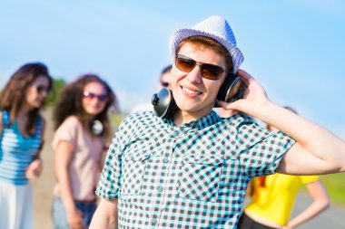 Güneş gözlüklü genç adam.