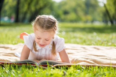 Kız parkta kitap okuma
