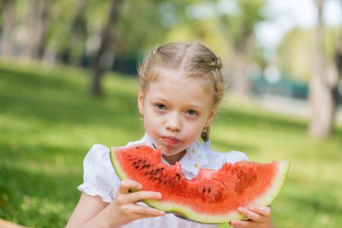 Karpuz dilimi ile çocuk