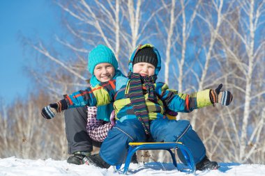 İki sevimli çocuk kızak sürme