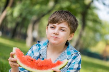 Sulu karpuz yeme çocuk
