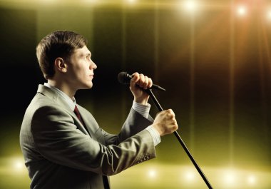 işadamı mikrofon ile