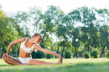 Parkta yoga yapan kadın.