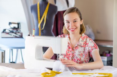 Genç çekici needlewoman