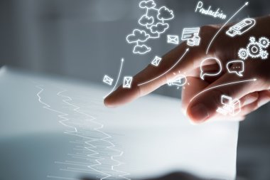 Tablet kullanan adam