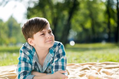 Çocuk battaniye var yalan ve kitap okuma