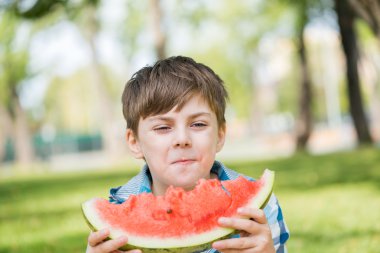 Sulu karpuz yeme çocuk