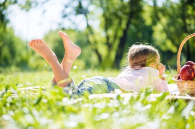 Çocuk parkında yalan