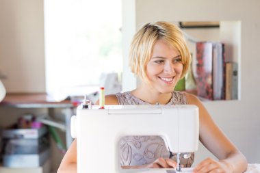 İş yerinde genç Sempstress