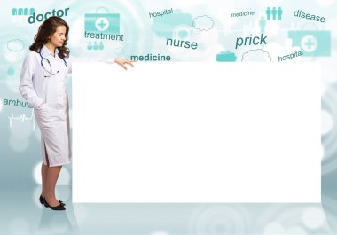 Genç kadın doktor yakınındaki boş başlık sayfası