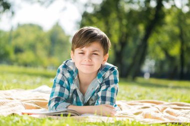 Çocuk battaniye var yalan ve kitap okuma