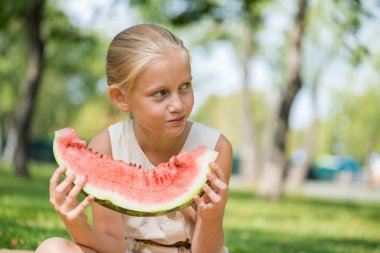 Karpuz dilimi ile çocuk