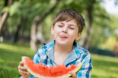 Sulu karpuz yeme çocuk