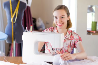 Genç çekici needlewoman