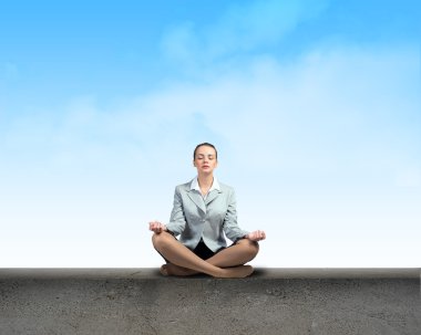 İşkadını parapetin üzerinde meditasyon