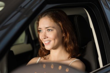 Yeni arabada oturan kadın